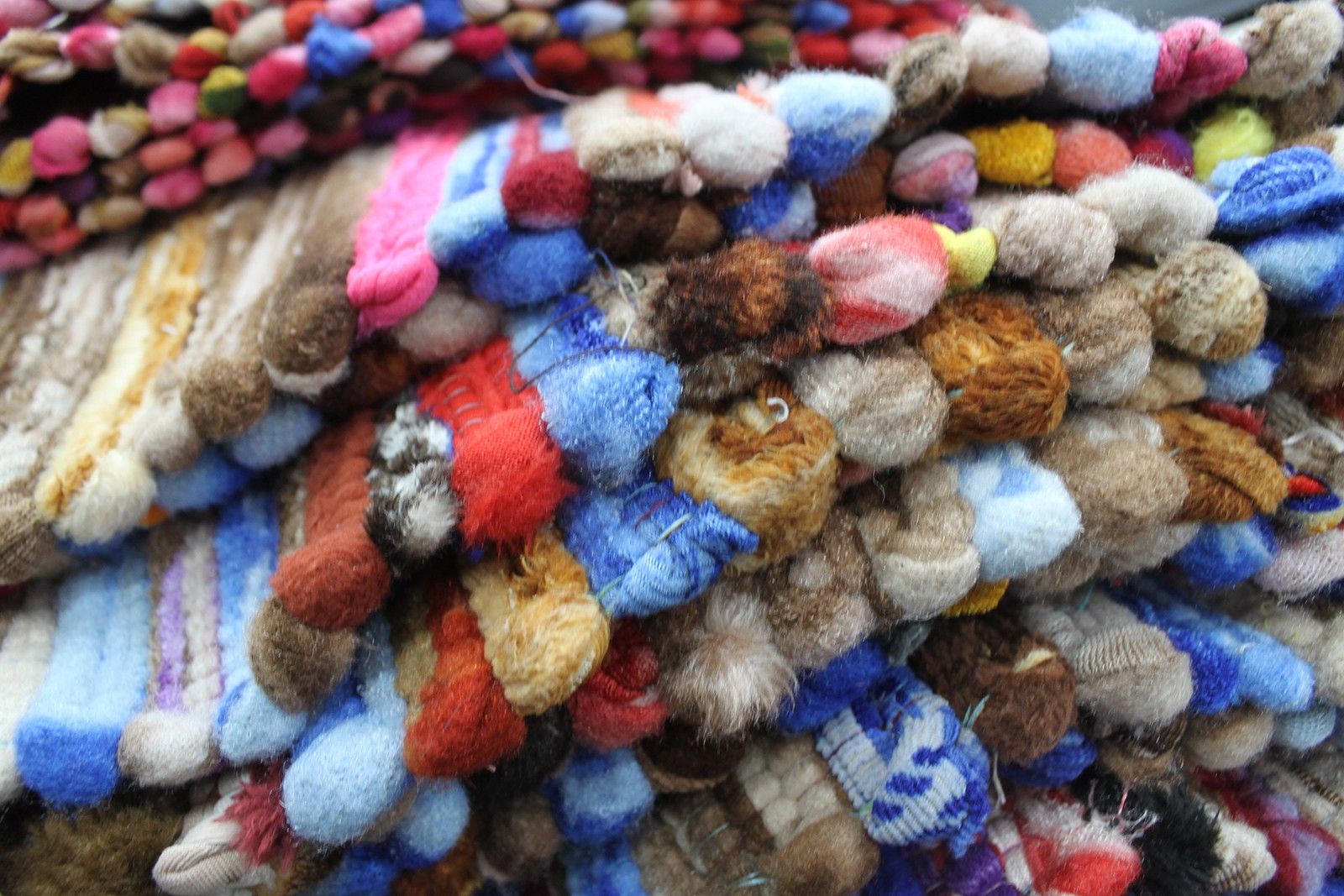 Medium Velvet Rug - 128x75cm - Image 8